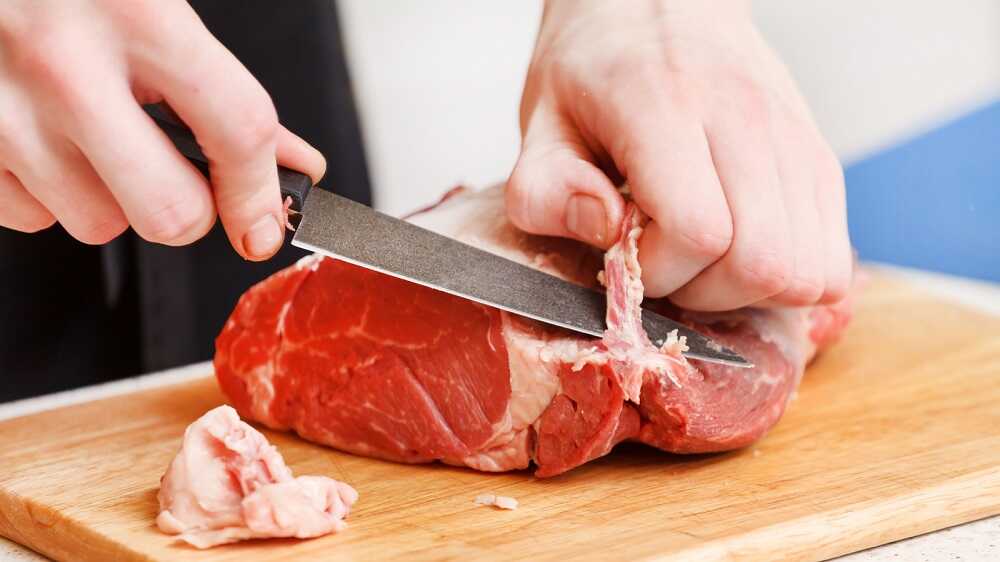 Срезание пленок ножом со свинины