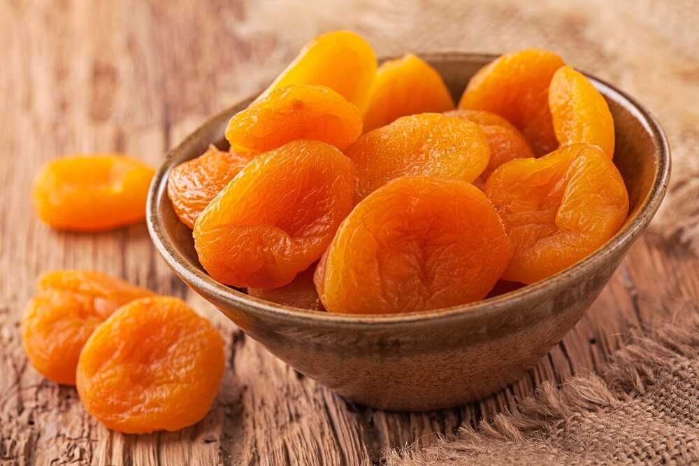 Сушеные абрикосы в коричневой миске