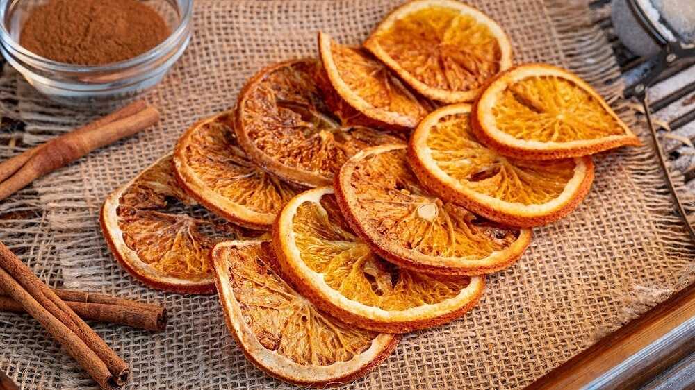 Сушеные апельсины и палочки корицы