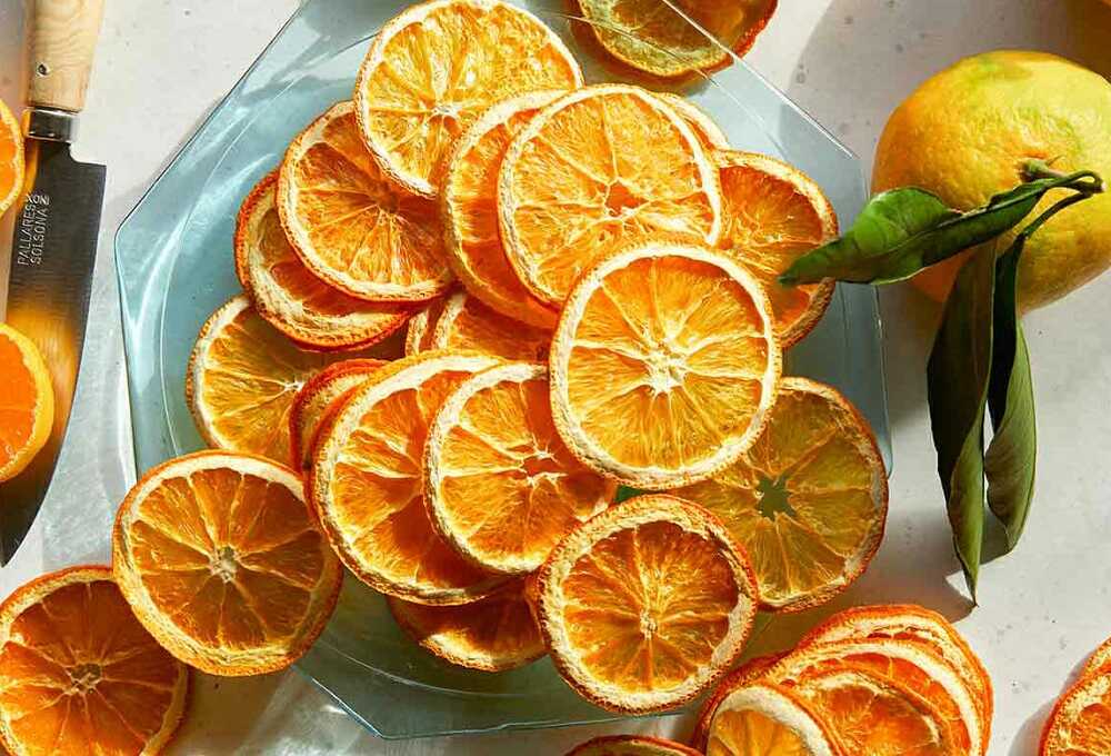 Сушеные апельсины на стеклянной тарелке