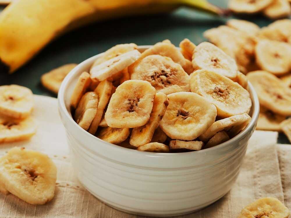 Сушеные бананы в белой тарелке