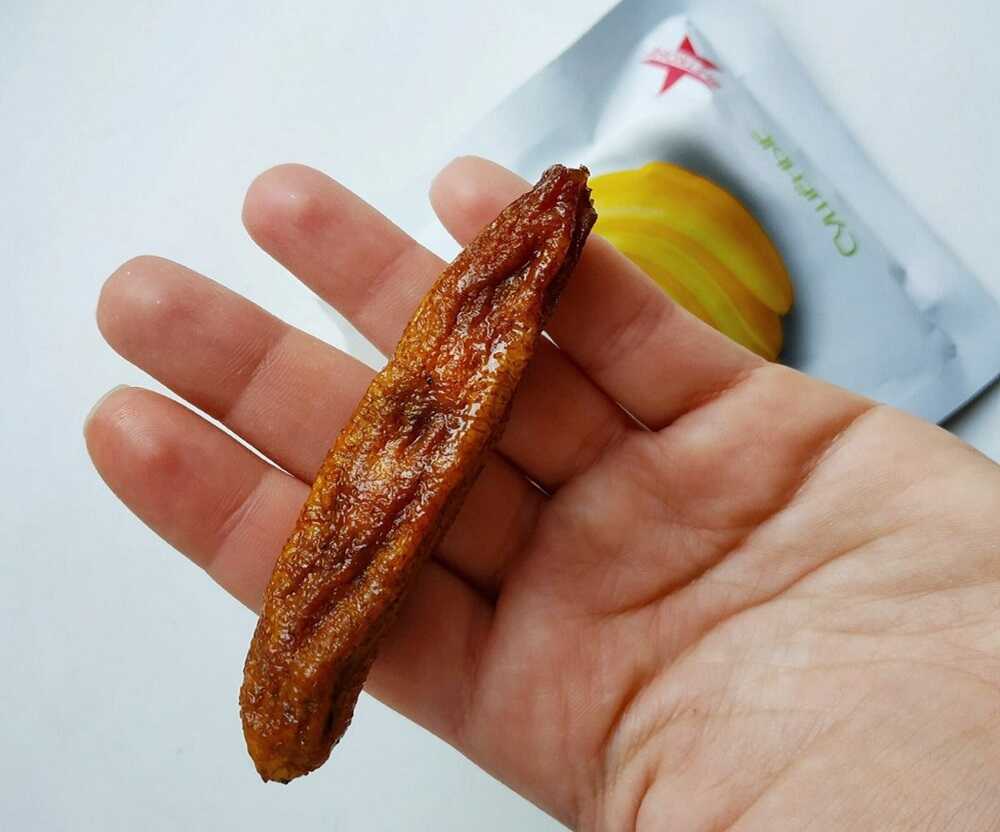 Сушеный банан в руке