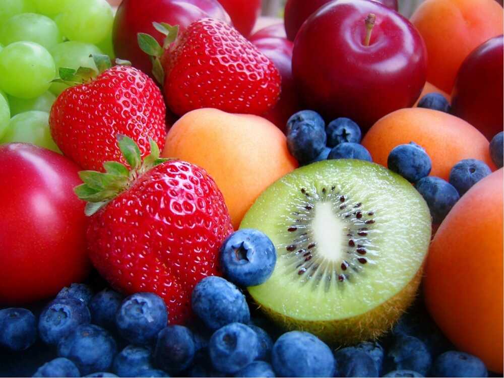 Свежие фрукты и ягоды для вяления