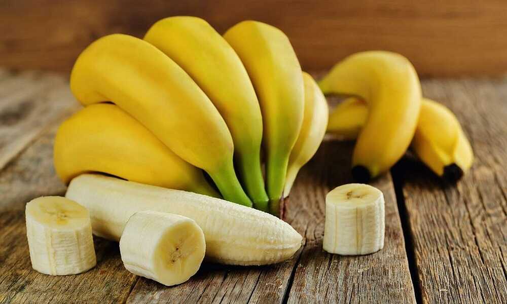 Связка свежих бананов