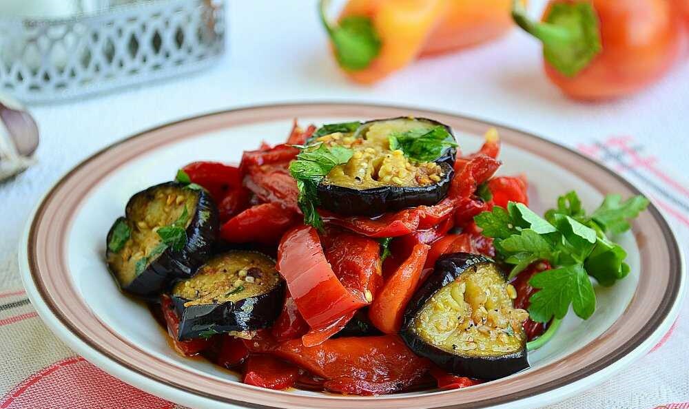 Жареные баклажаны с овощами на тарелке