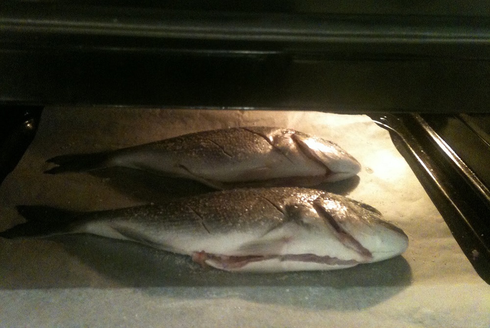 Две рыбы на противне в духовке