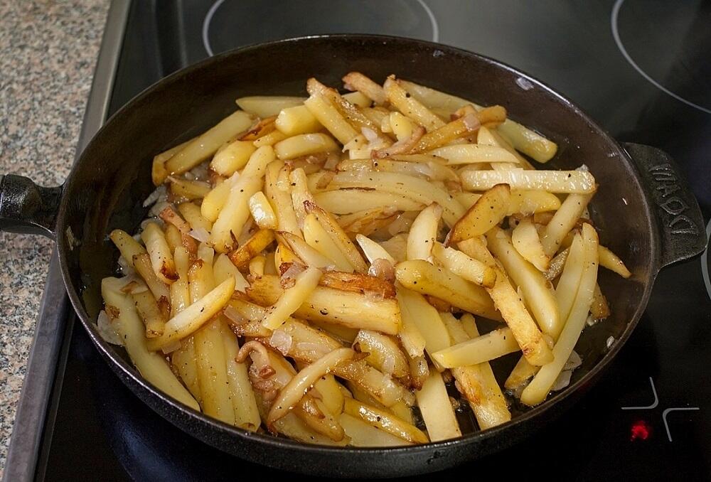 Картошка жарится на сковороде