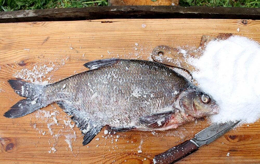 Рыба и соль на разделочной доске