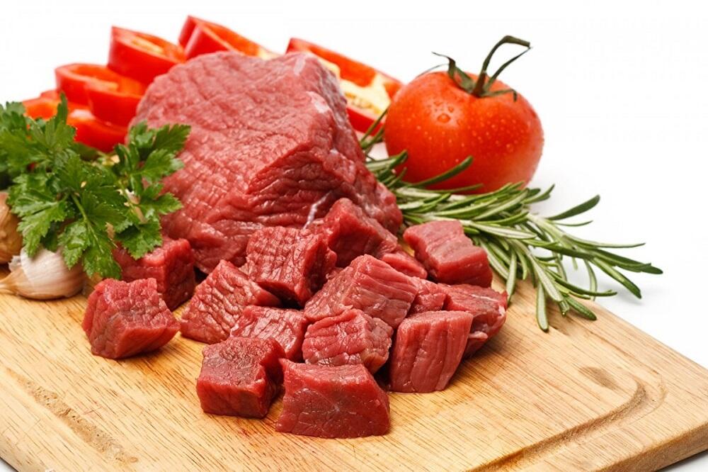 Свежее мясо говядины с помидорами и зеленью