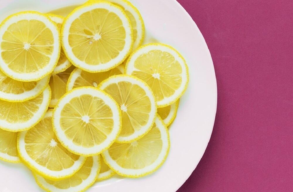 Кружочки лимона на тарелке