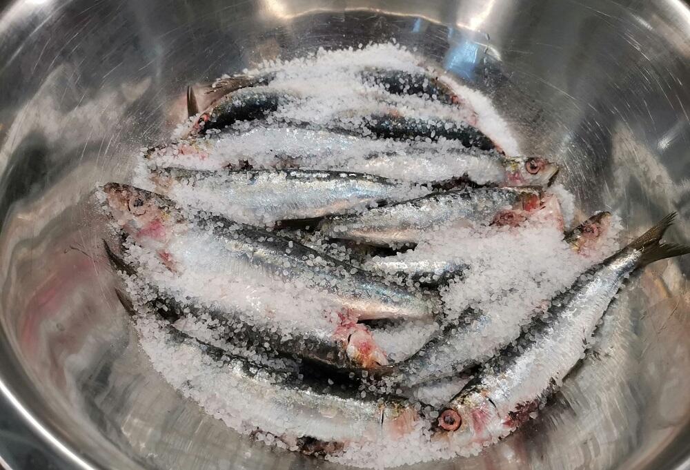 Мелкие рыбы в крупной соли