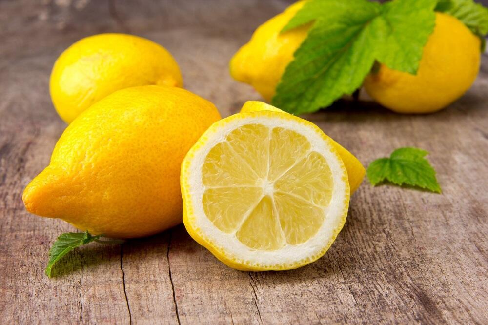 Несколько свежих лимонов