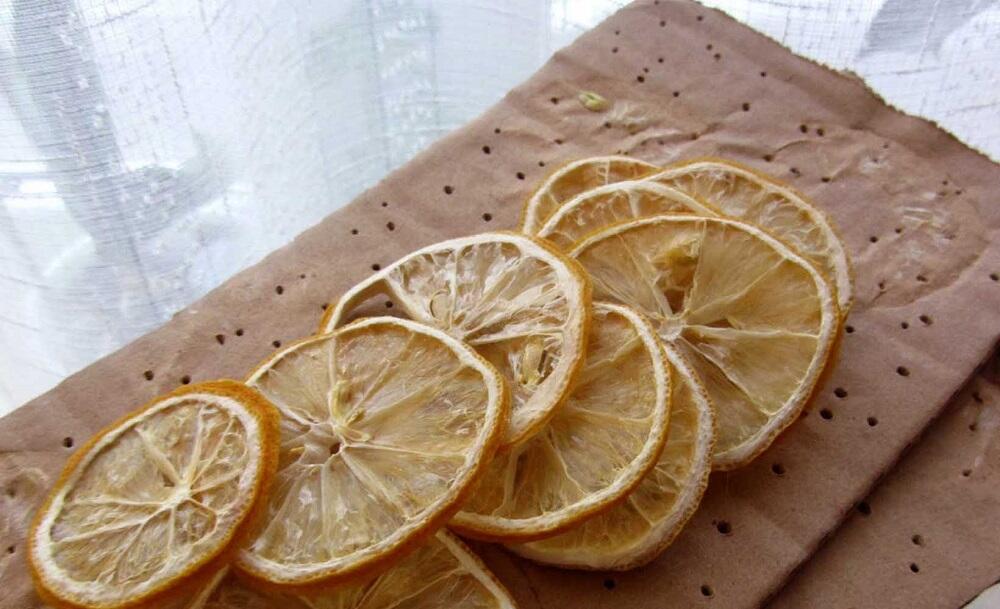 Сушеный лимон на бумаге на окне