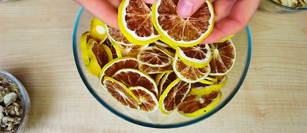 Сушеный лимон в руках