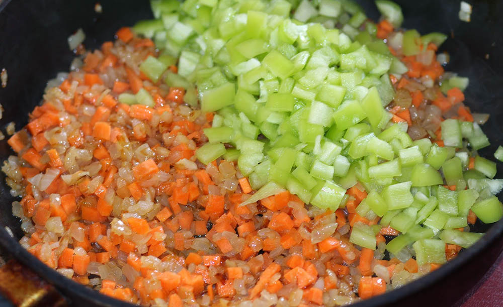 Сельдерей, морковь и лук на сковороде
