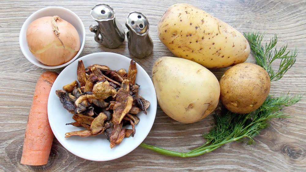 Сухие белые грибы, картофель, лук, морковь