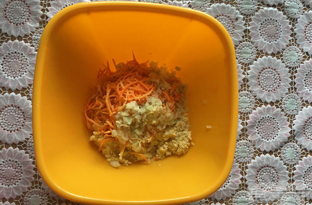 Нут, лук и морковь в тарелке