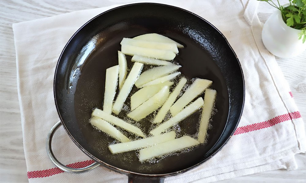 Картофель на сковороде для шаурмы на тарелке