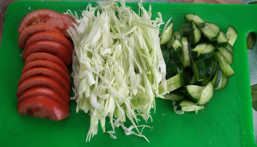 Нарезанные овощи на разделочной доске