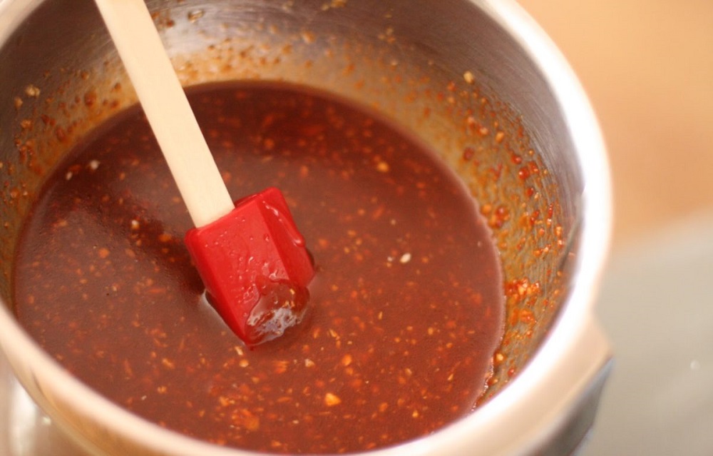 Смешивание томатной пасты и соевого соуса