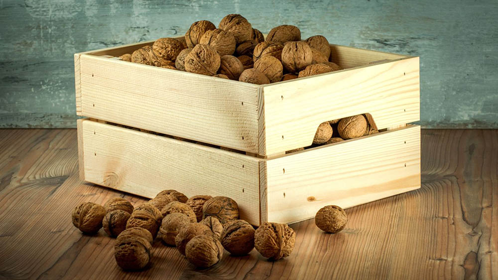 Грецкие орехи в ящике