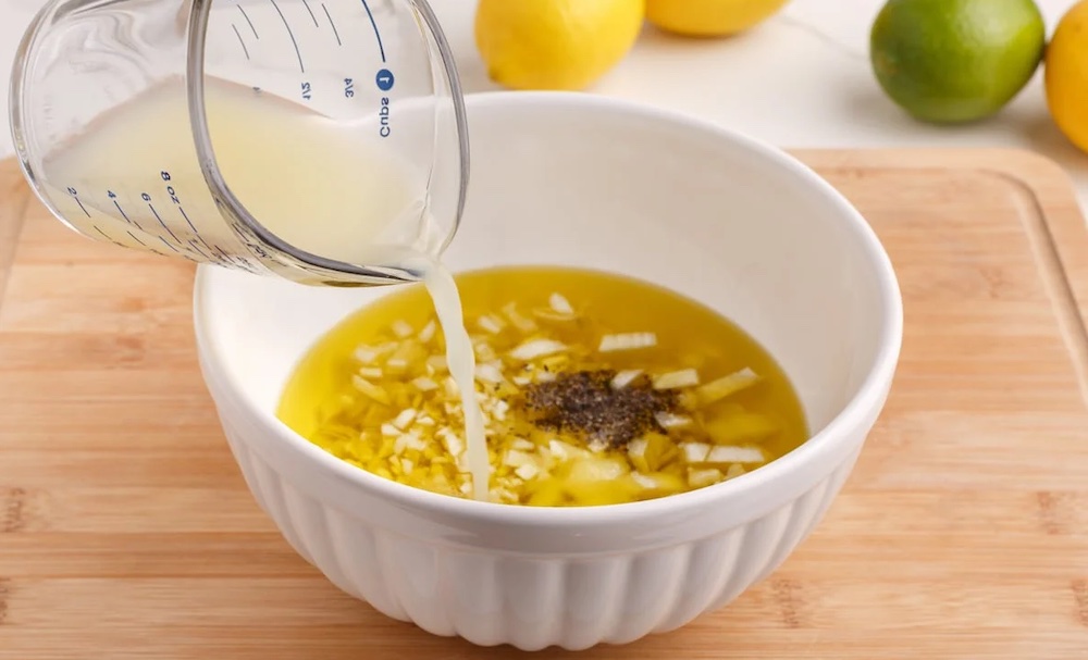 Лимон, масло, лук и специи