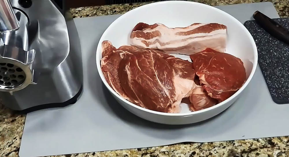 Мясо и сало для краковской колбасы в духовке