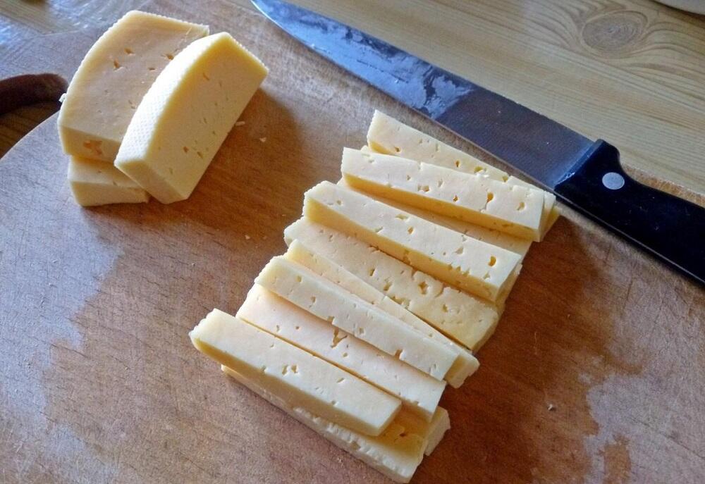 Нарезанный полосками сыр