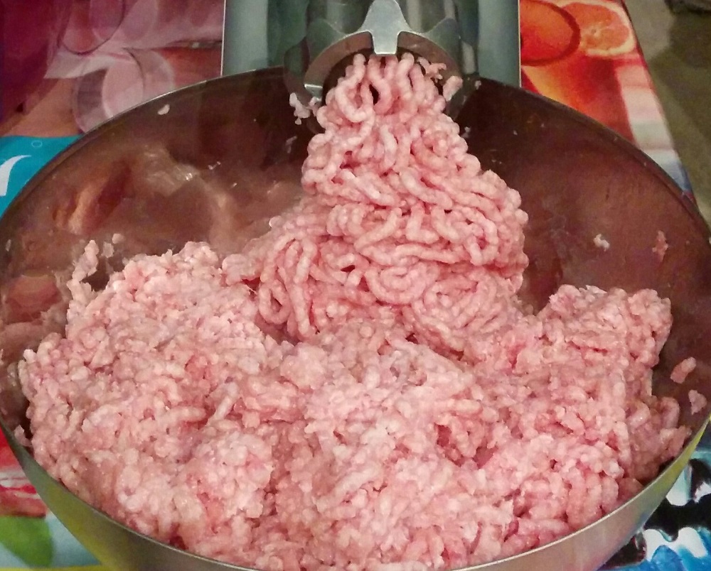 Прокручивание мяса через мясорубку