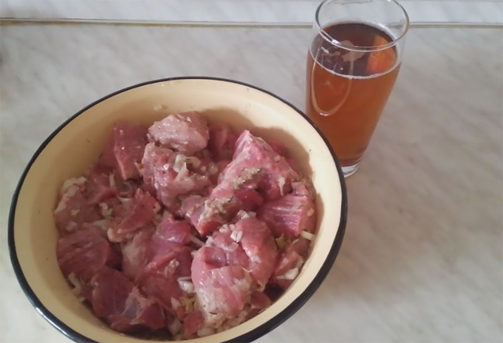 Свинина с луком и пиво