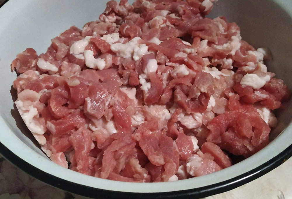 Кусочки свинины для варёно-копчёной колбасы