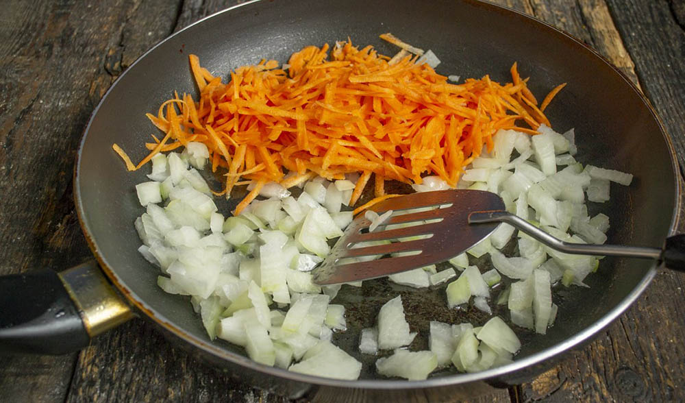 Лук и морковь для варёной колбасы