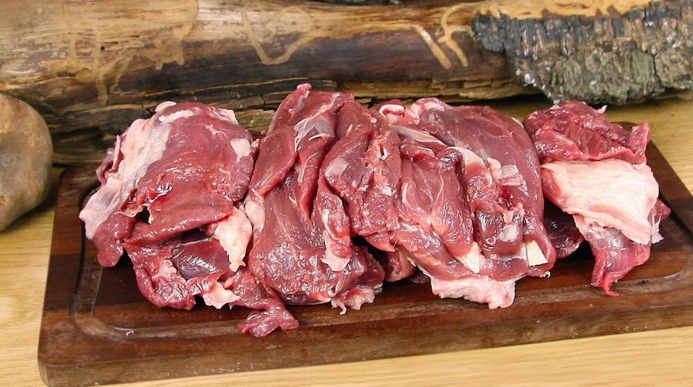 Мясо кабана на доске