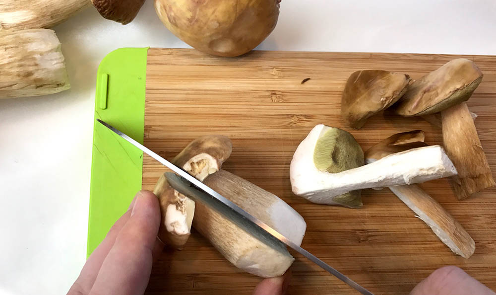 Нож и грибы